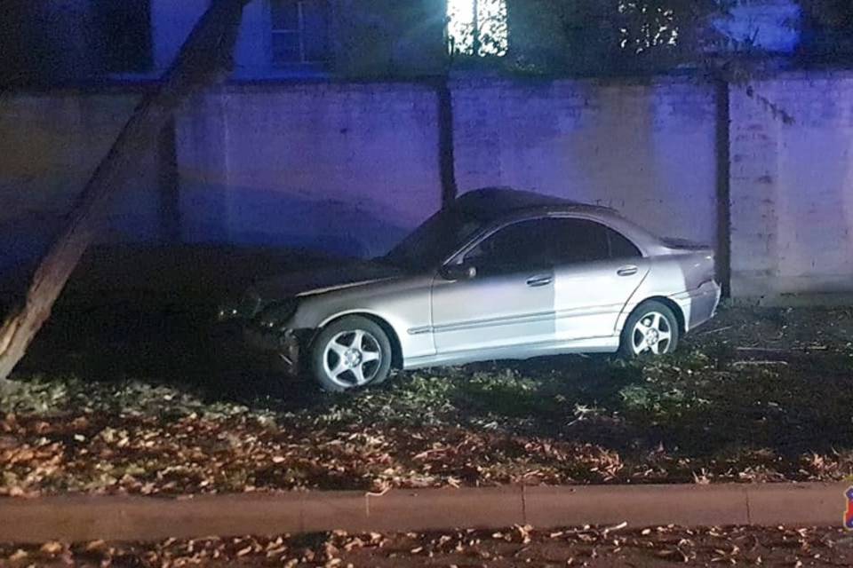 В Волгограде 17-летний подросток на «Мерседесе» врезался в дерево