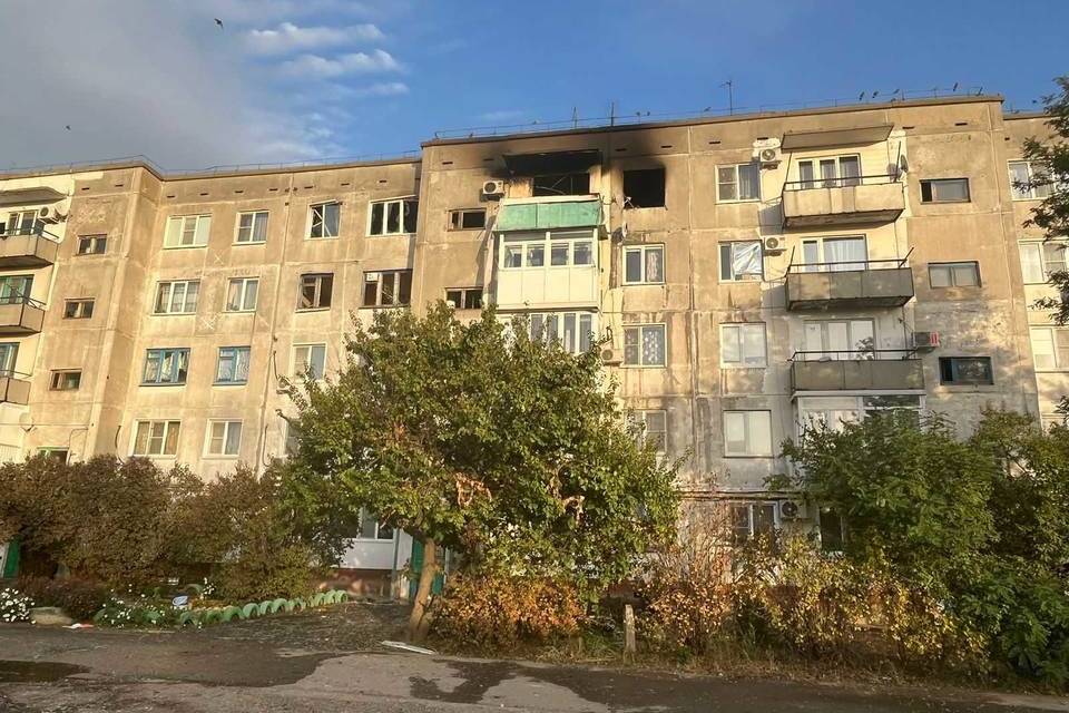 В Котельниково жильцы забирают вещи из пострадавшего от пожара дома