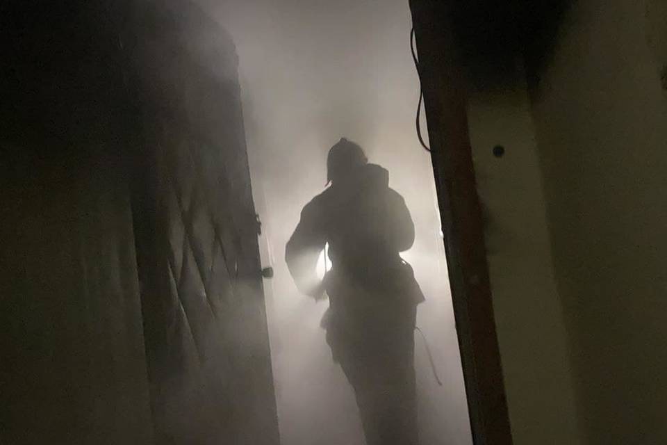 Под Волгоградом во время пожара в пятиэтажке пострадал житель квартиры