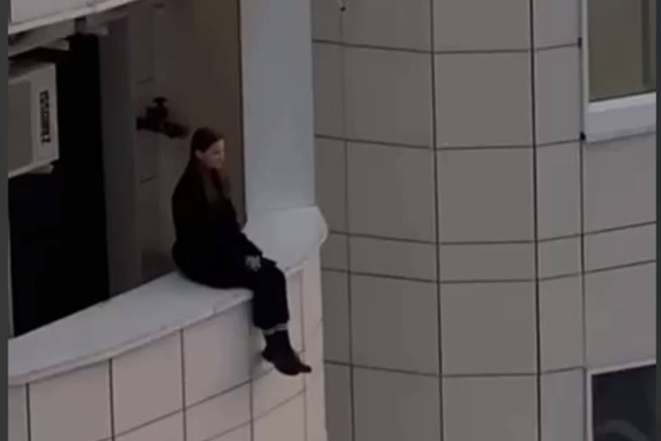 Волгоградцы обсуждают видео с девушкой, сидевшей на краю балкона «Волжских парусов»
