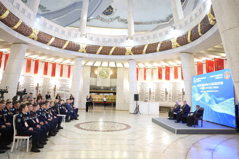 Волгоградский губернатор провел «Разговор о важном» со школьниками