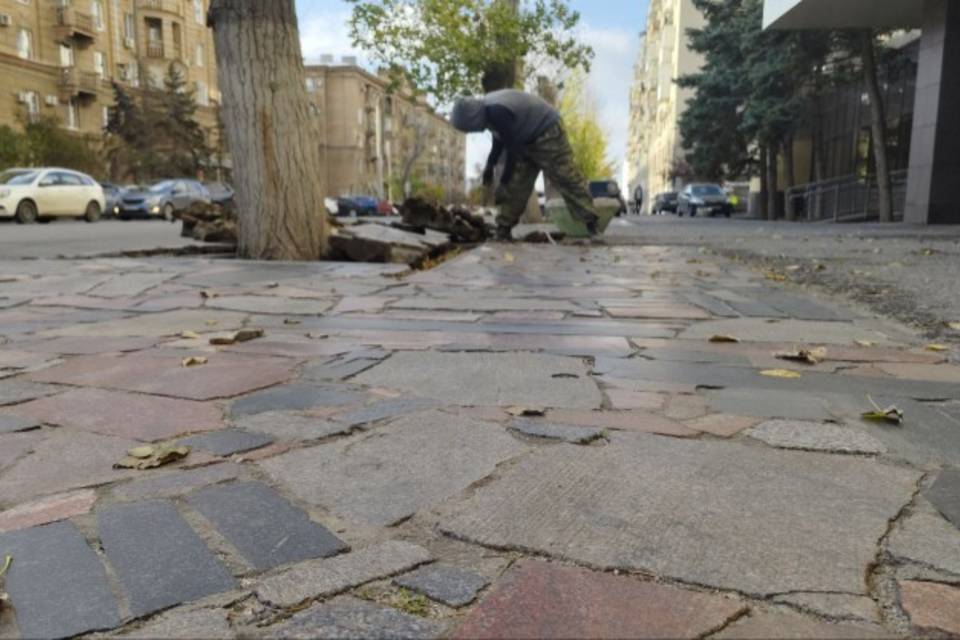 На улице Советской в Волгограде реконструируют пешеходную зону
