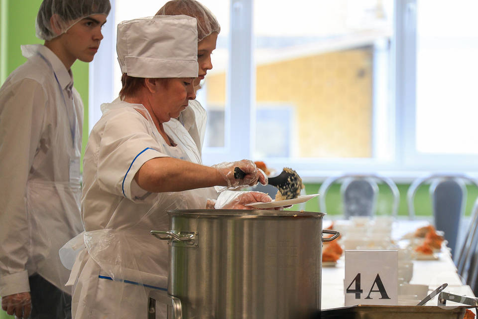 Волгоградские повара школьных столовых показывают класс на всероссийском конкурсе