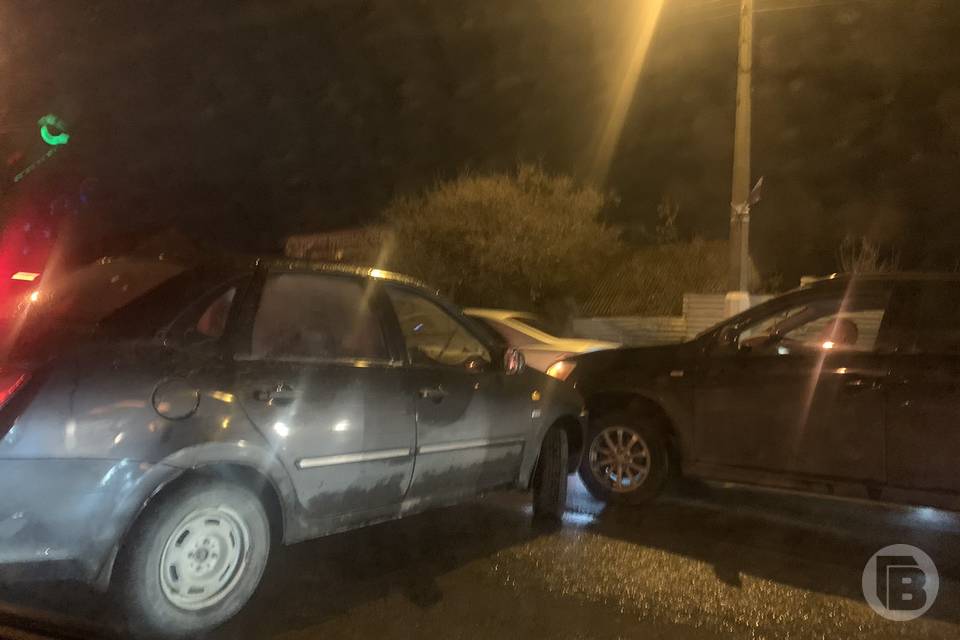 В Волгограде на мокрой дороге столкнулись два легковых автомобиля