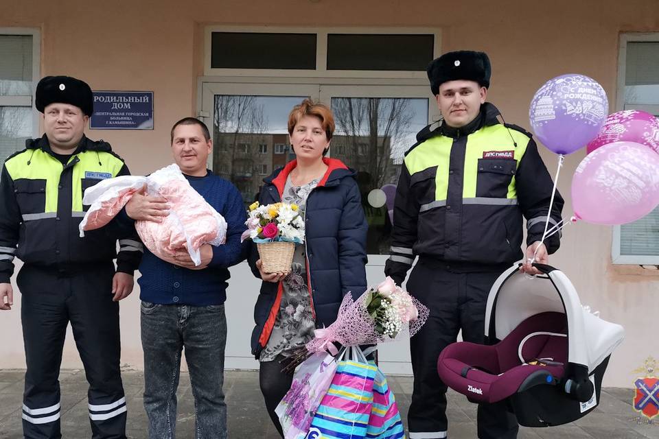 6 ребенок в семье: под Волгоградом сотрудники ДПС помогли доставить беременную в роддом