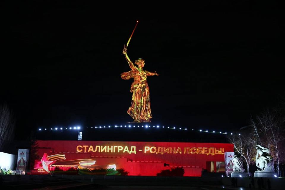Небо Волгограда после «Света Великой Победы» озарил фейерверк