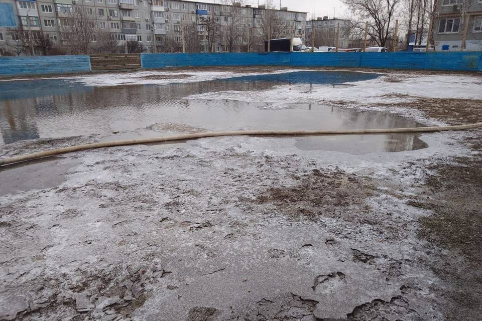 В Волгоградской области заливают первые хоккейные корты