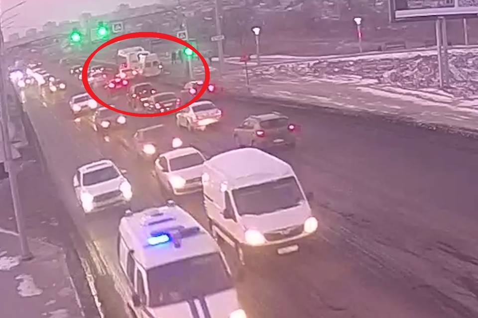 В Волгограде на видео попало, как такси протаранило автобус и маршрутку
