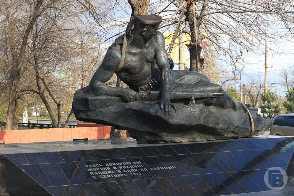 В Волгограде скульптуру раненого матроса вернули на доработку