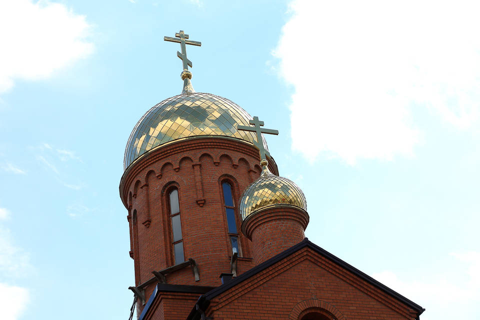 В Волгоградской области устанавливают  купола и кресты на храме Петра и Павла