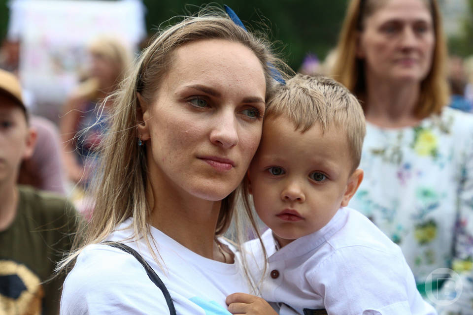 2000 многодетных семей в Волгоградской области получили по 450 тысяч рублей