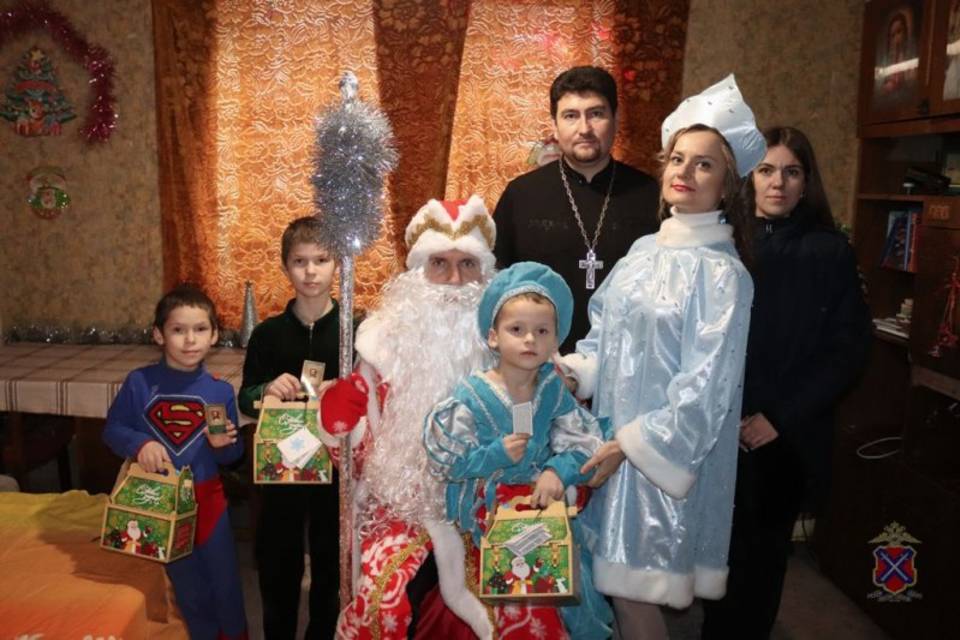В Волгограде полицейские стали Дедами Морозами