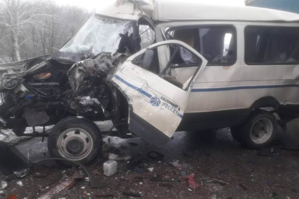 Два грузовика и микроавтобус энергетиков столкнулись под Волгоградом