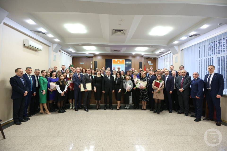 Владимир Марченко наградил лучших сотрудников волгоградских организаций