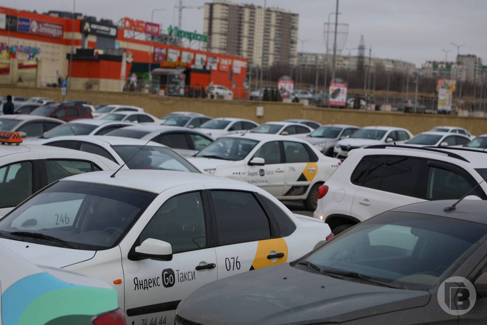 Волгоградцам посоветовали, в какие часы им выгоднее вызвать такси 1 января