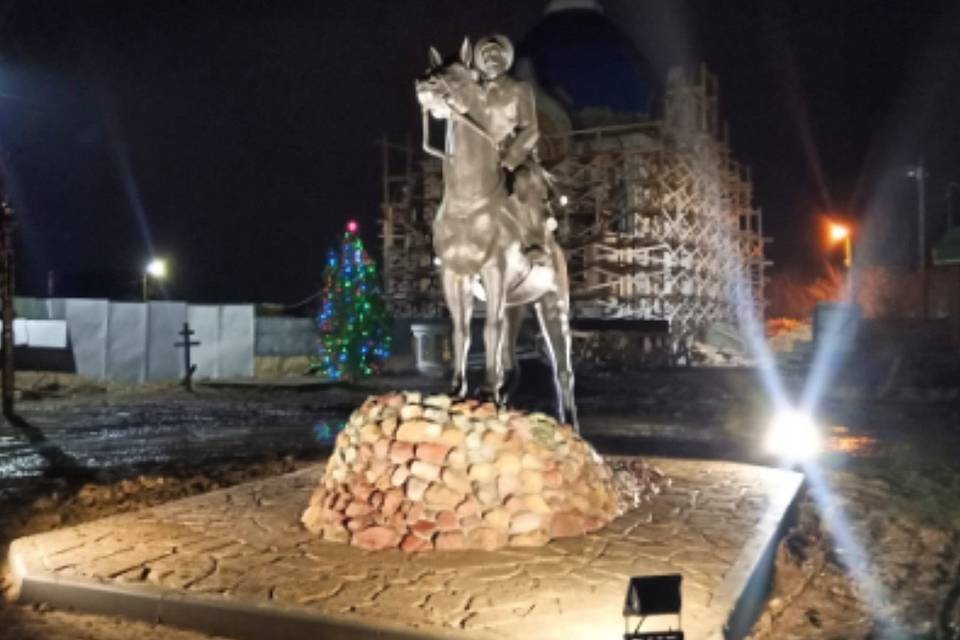В Волгоградской области обновили скульптуру "Конный казак"