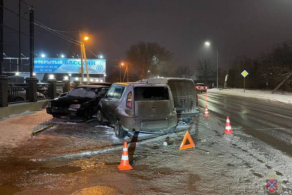 На юге Волгограда при обгоне водитель покорежил четыре автомобиля