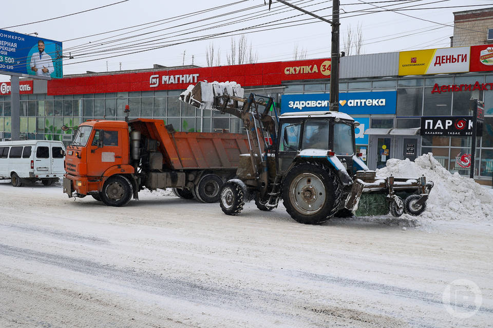 В Волгограде продолжается уборка снега с дорог