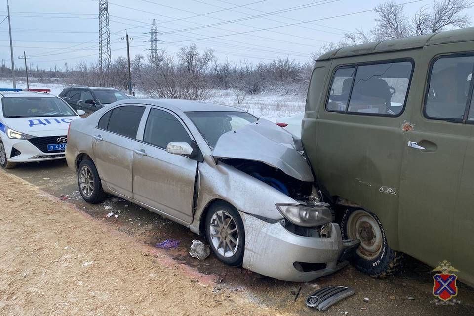 В Волгограде 10 января столкнулись в лоб три автомобиля, есть пострадавшие