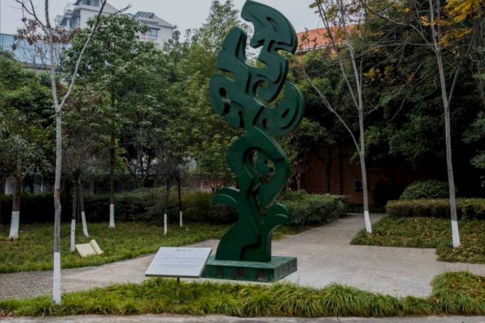 В китайском городе Чэнду установили скульптуру, выполненную волгоградским архитектором