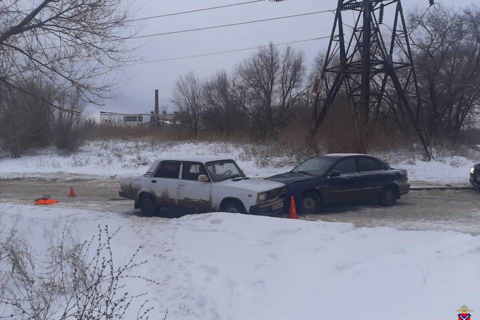 Две машины столкнулись в Волгограде