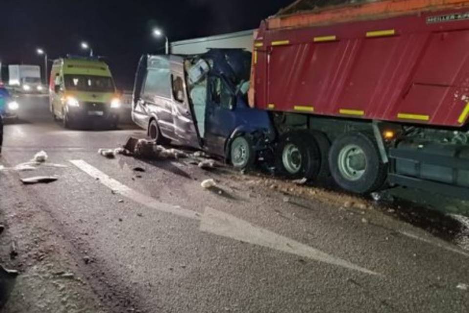 Водитель микроавтобуса погиб, въехав в аварийную фуру на трассе в Волгоградской области