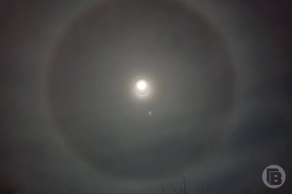 Луну в кольце наблюдали в Волгограде накануне Волчьего полнолуния