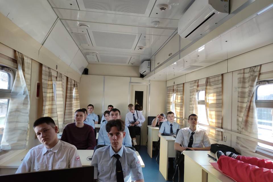 О правилах личной безопасности на железной дороге напомнили волгоградским подросткам