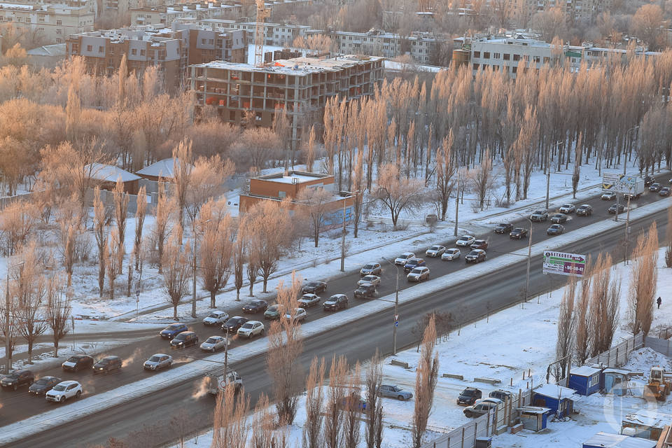 В Советском районе Волгограда на продольной образовалась гигантская пробка