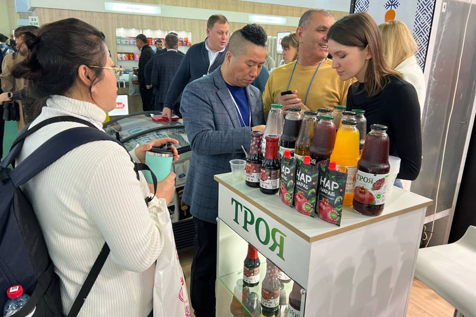 Девять волгоградских предприятий представили свою пищевую продукцию на выставке в Москве