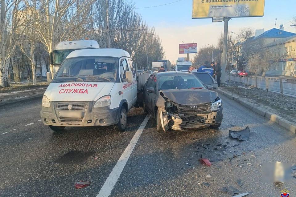 «Аварийка» и две легковушки столкнулись в Волгограде