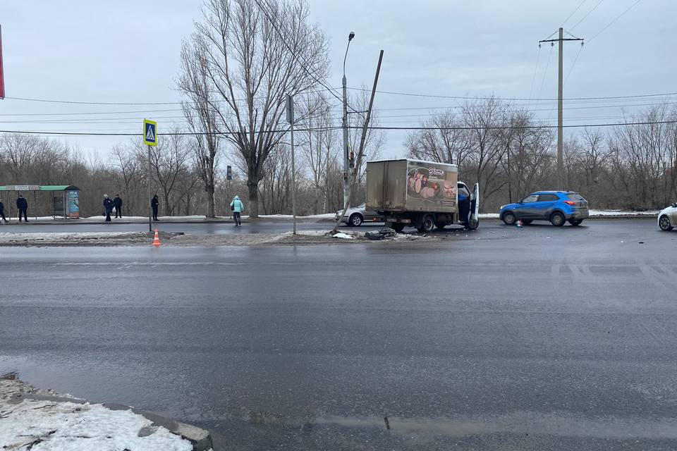 В Волгограде грузовой фургон сбил человека
