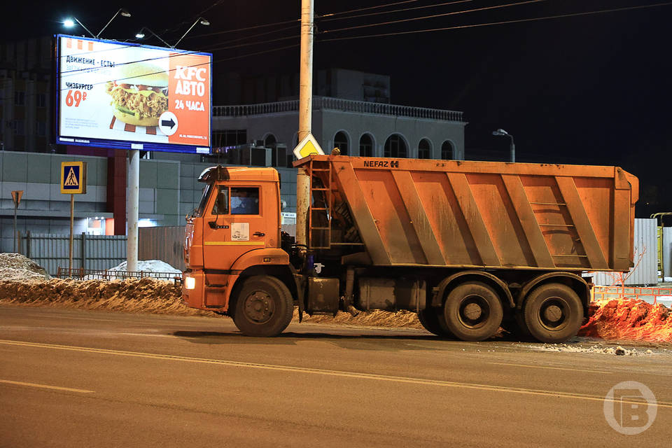 В Волгограде ночью со снегом боролись 100 единиц техники