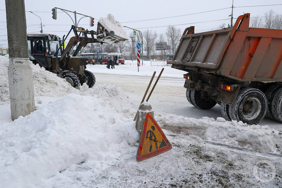 В Волгограде дорожные службы ведут борьбу с гололедом и снегом