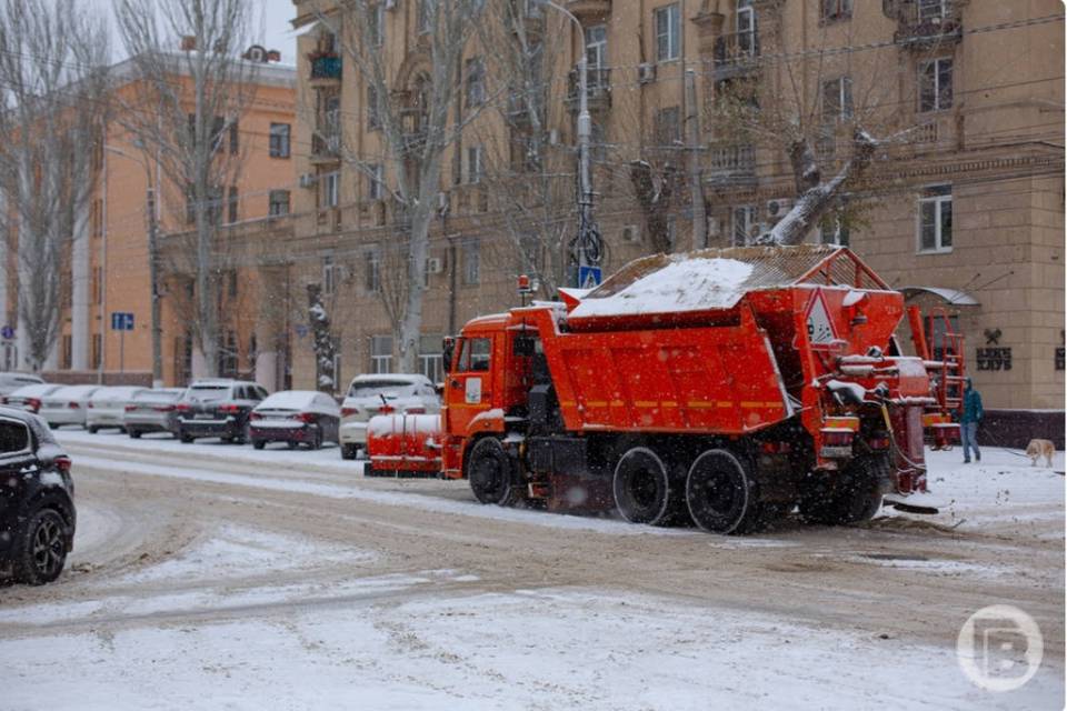 Дорожные службы обрабатывают реагентами трассы в Волгоградской области