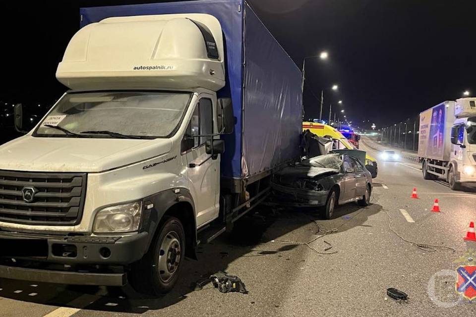 Под Волгоградом в ДТП с фургоном погиб пассажир BMW