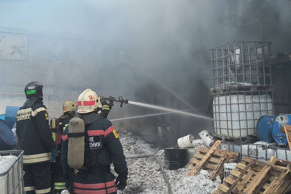 В Волгограде потушили пожар в цехе лакокрасочных покрытий