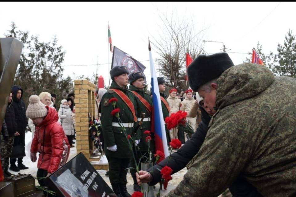 В Волгоградской области открыли памятник с символами СВО