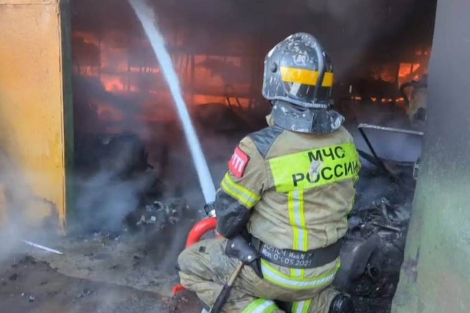 В Волгограде ликвидировали пожар на оптово-строительном рынке