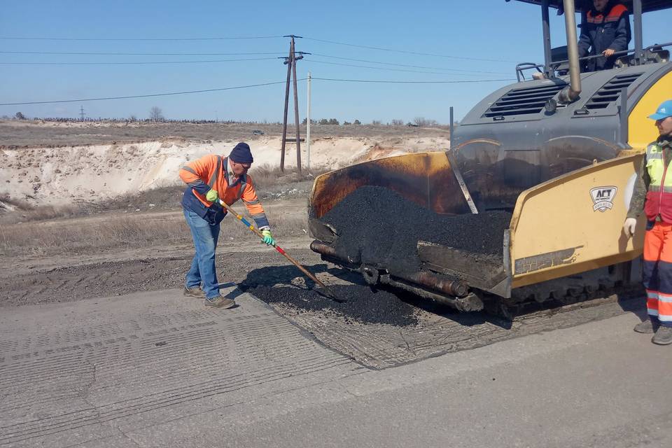 На дорогах Волгоградской области устраняют дефекты покрытия