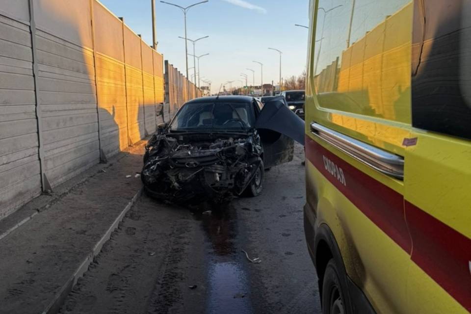 В Волгограде столкнулись грузовой автомобиль и легковушка