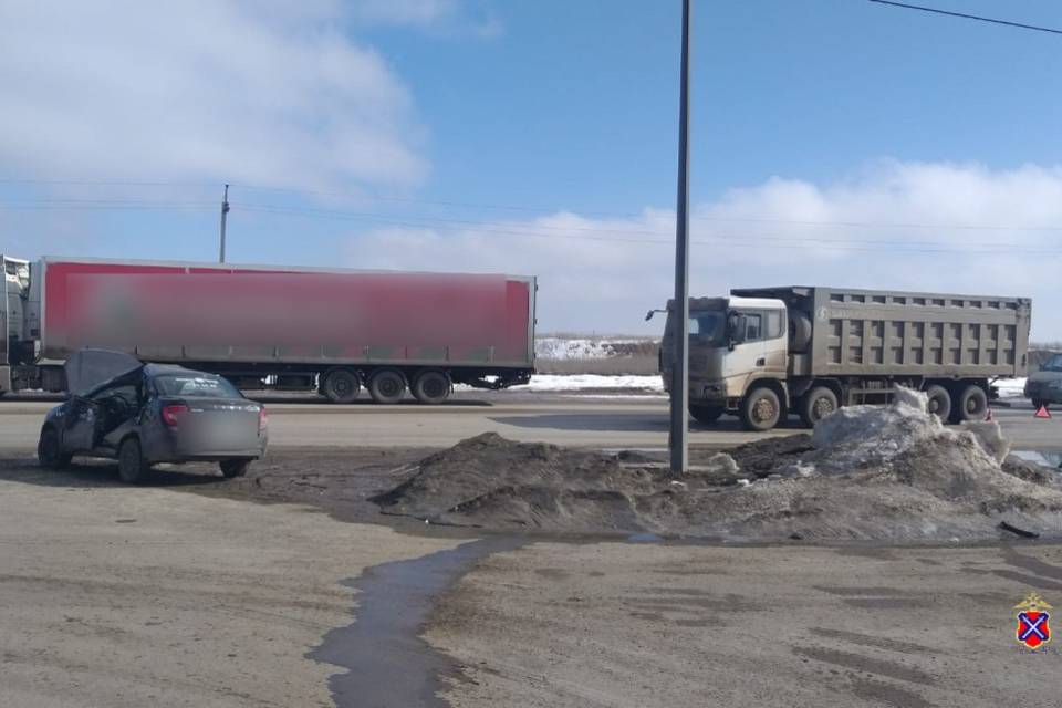 Легковушка и грузовик не поделили дорогу в Волгограде