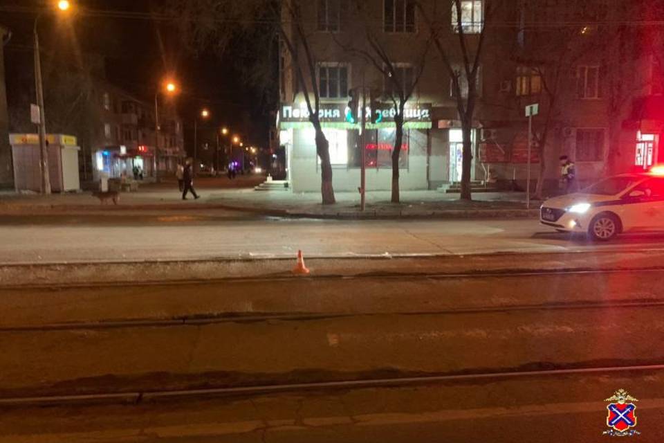На юге Волгограда лихач сбил двух пешеходов и скрылся