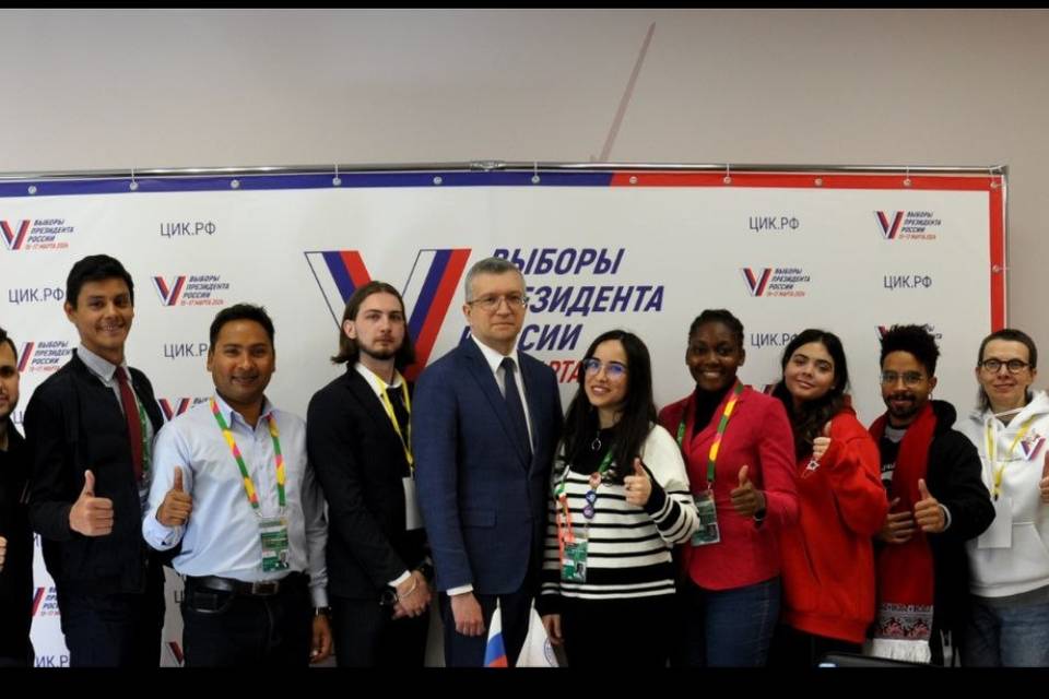 Иностранные участники Всемирного фестиваля молодежи увидели подготовку к выборам Президента РФ