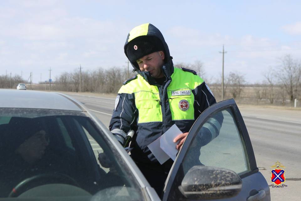 Госавтоинспекторы в Волгогораде напомнили водителям об опасности обгонов