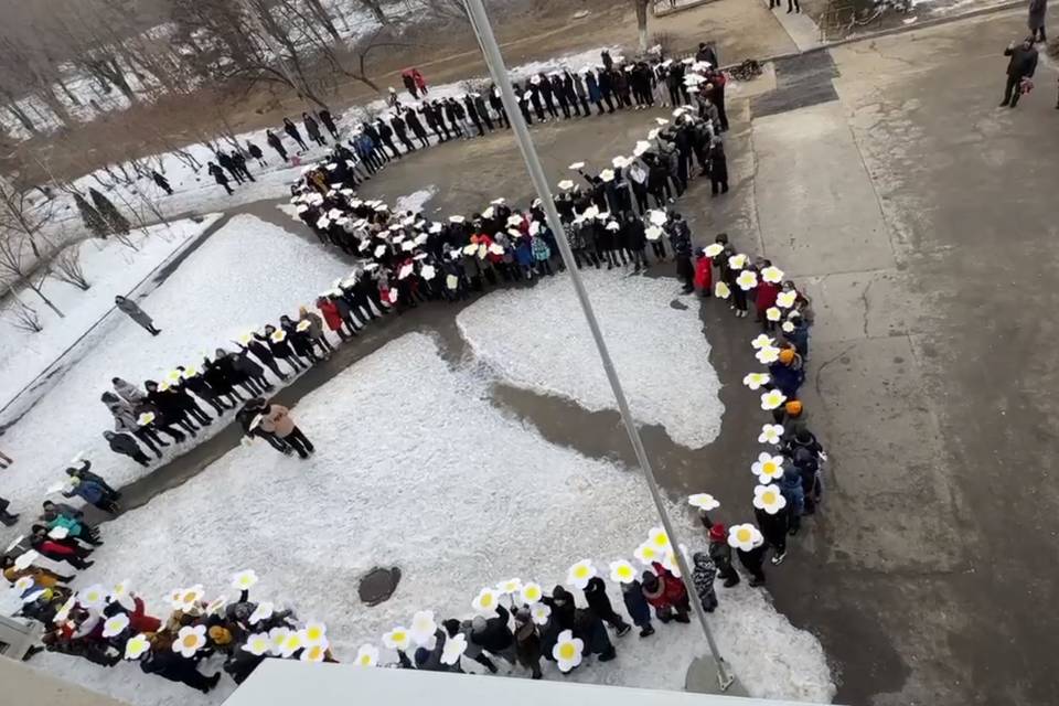 В Волгограде школьники выстроились в огромную цифру 8