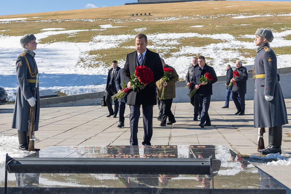 Дмитрий Медведев в Волгограде возложил цветы на Мамаевом кургане