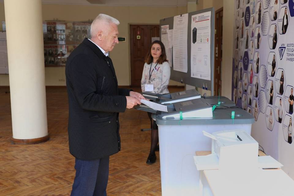 В Волгограде председатель облдумы Александр Блошкин проголосовал за сильную Россию