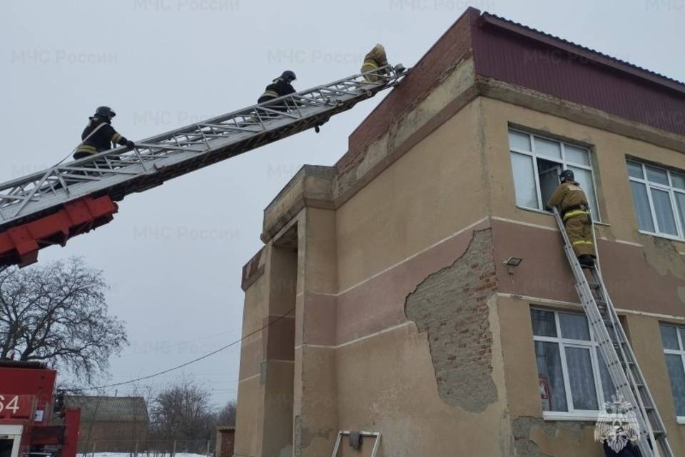 Волгоградские спасатели помогли коллегам из Ростовской области тушить школу