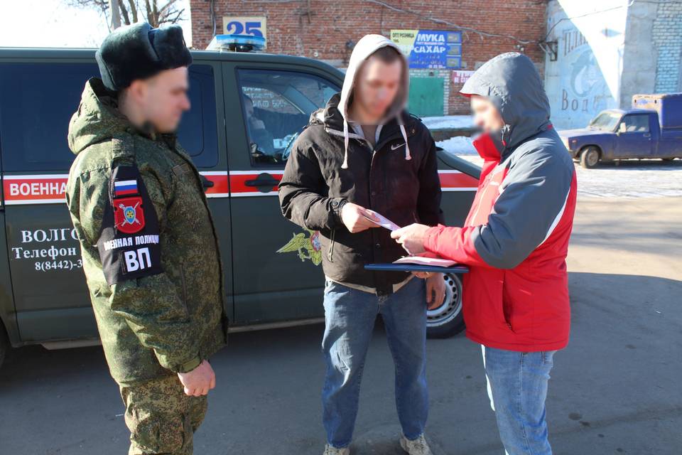 Семь мигрантов с гражданством РФ в Волгограде обязали встать на воинский учет